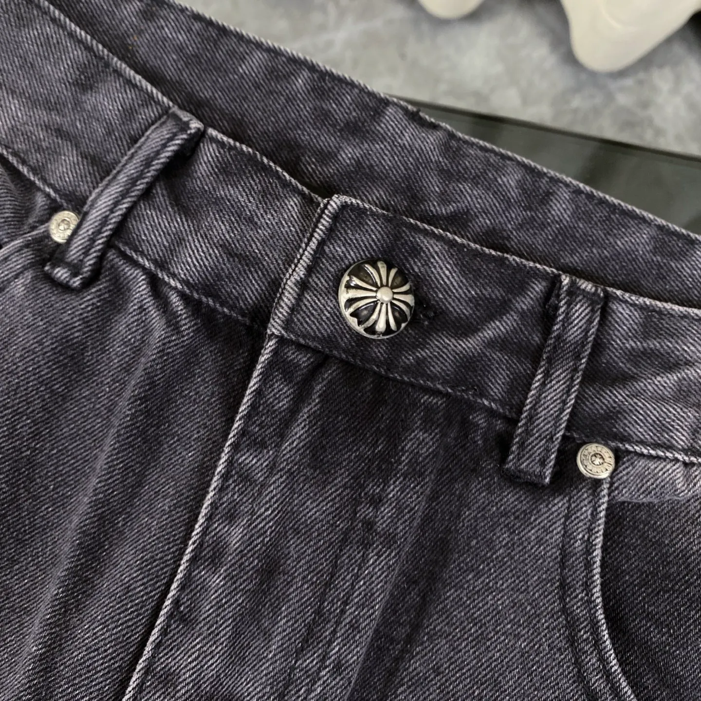 🅿️240 Chrome Heart classic multi-color laser cross patchwork leather jeans. The pants are made of top-notch heavy-duty washing technology, and every detail shows ingenuity. The calfskin is laser-cut to make a delicate cross, which is both a tactile and visual enjoyment. Paired with aged silver hardware, it is retro, high-end and full of texture. The straight-cut upper body turns into "chopstick legs" in an instant, easily modifying the shape of the legs. It can be controlled by any body shape and has a full sense of luxury.  This is a carefully crafted high-end version, the quality far exceeds that of street currency, and the details can stand the scrutiny of a magnifying glass. Although the price is close to the people, the quality is completely in line with the big brands, and it is easy to follow the trend.  Classic black, low-key and versatile. Pair it with simple T-shirts and personalized shirts to easily create a fashionable look. Whether you are going out daily or attending events, you can be the center of attention.  Color: black Size: S M L XL 28 30 32 34